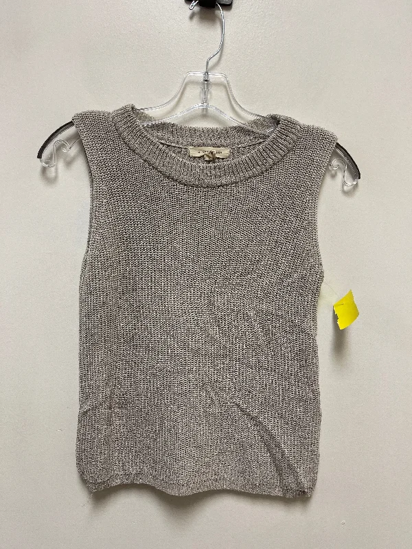 Top Sleeveless By Clothes Mentor In Grey, Size: S